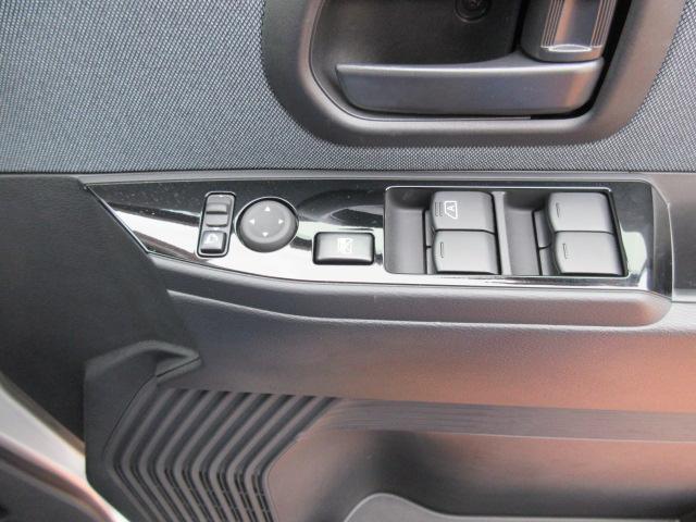 ドアミラーは運転席に座ったまま位置調整、格納ができます。窓はパワーウィンドウが標準装備されています。