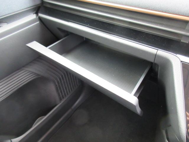 グローブボックスのほかに小物を収納できるスペースもあります
