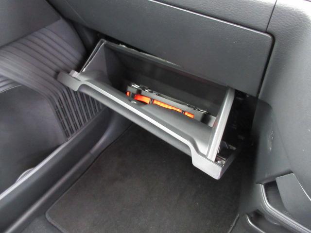 助手席にはグローブボックスのほかに小物を収納できるスペースもあります♪