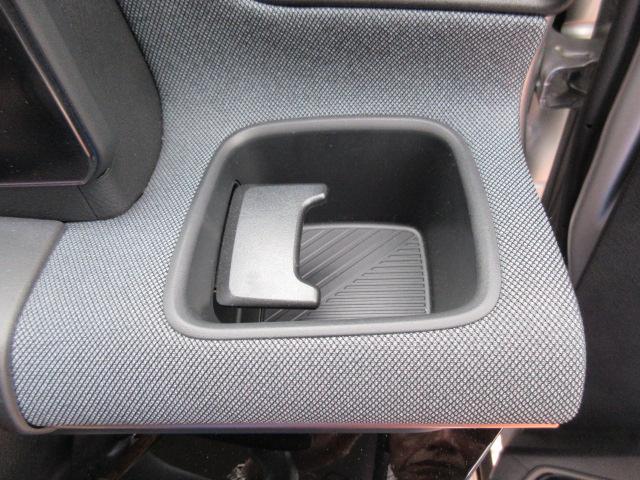 車の中で飲み物を飲むときに欠かせないドリンクホルダーも装備しております♪