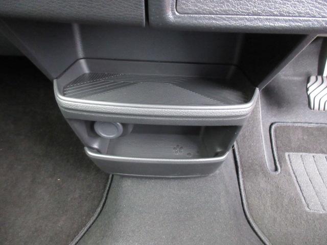 グローブボックスのほかに小物を収納できるスペースもあります