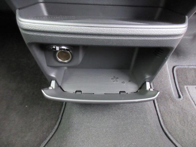 グローブボックスのほかに小物を収納できるスペースもあります