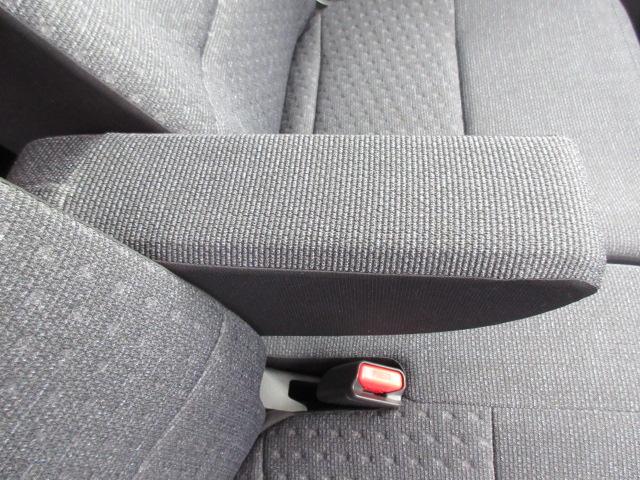 ロングドライブ時の疲労軽減に大きく貢献するアームレストも運転席に装備！優しいアイテムですね！