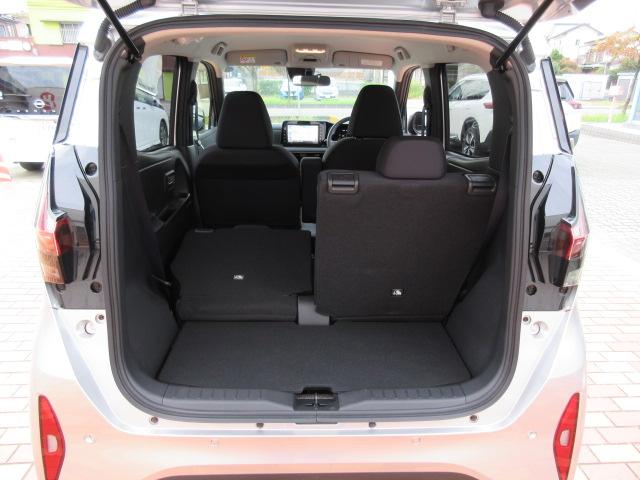 後席使用時でも十分な広さを確保した荷室空間！ショッピングもレジャーも大活躍します！！