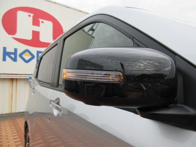 おしゃれに見えて対向車や後続の二輪車等への方向指示に役立つウィンカーミラーも装備されています！