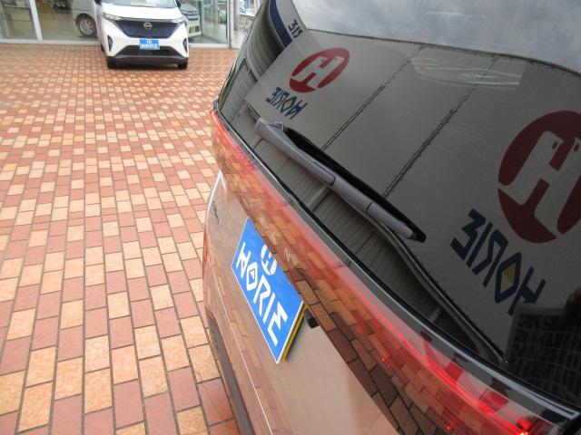 雨の日のバック時に活躍するリアワイパーも装備されています！