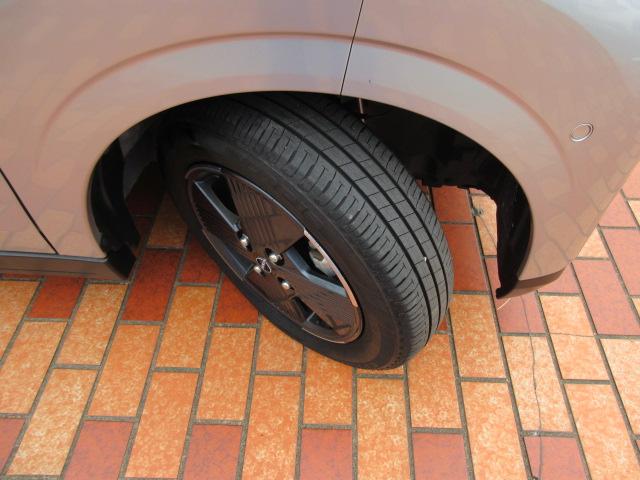 よりスタイリッシュな見た目作りに貢献する純正１４インチアルミも装備しています！