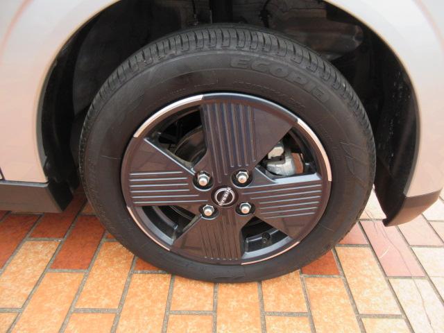 よりスタイリッシュな見た目作りに貢献する純正１４インチアルミも装備しています！