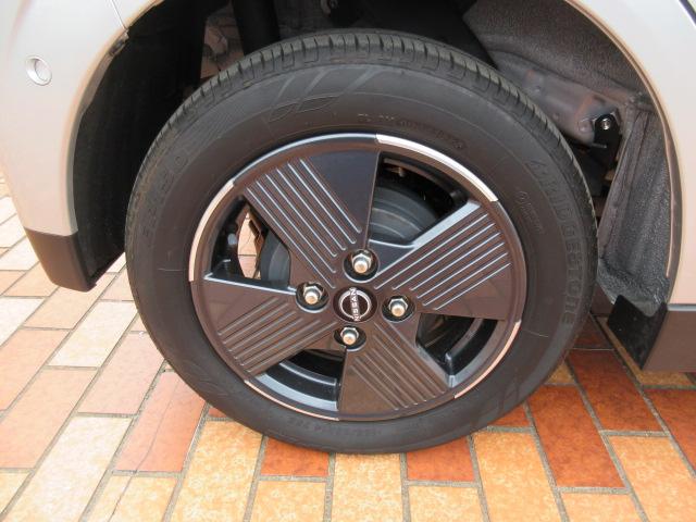 よりスタイリッシュな見た目作りに貢献する純正１４インチアルミも装備しています！