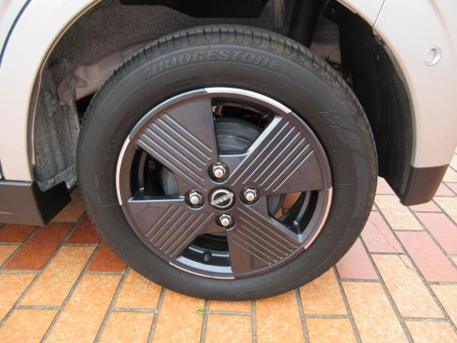 よりスタイリッシュな見た目作りに貢献する純正１４インチアルミも装備しています！