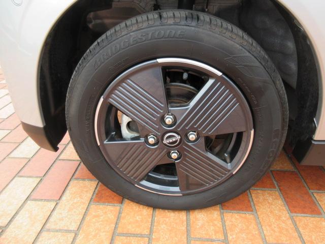 よりスタイリッシュな見た目作りに貢献する純正１４インチアルミも装備しています！