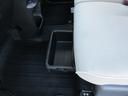 助手席の座面下に収納ボックスが付いています。車内をスッキリ片付けたいけど、いざ使いたい時に無いと困るものを収納できる便利なボックスです♪