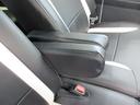 ロングドライブ時の疲労軽減に大きく貢献するアームレストも装備！優しいアイテムですね！