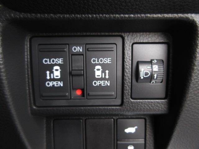 ステップワゴン ｅ：ＨＥＶスパーダ　１１．４型コネクトナビ　フルセグ　マルチビューモニター　ホンダセンシング　ＬＫＡＳ　ＢＳＩ　両側電動ドア　パワーバックドア　オート付ＬＥＤ＆フォグ　シートヒーター　オットマン　純正１６アルミ　ＤＶＤ（12枚目）