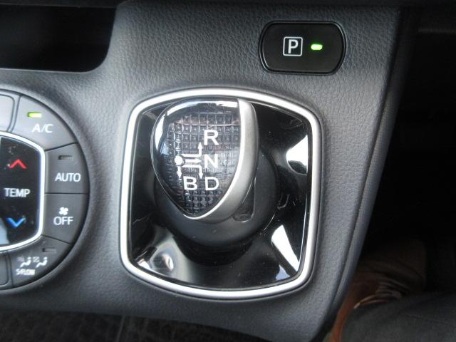 ノア ハイブリッドＳｉ　純正１０型ナビ　フルセグ　Ｂカメラ　フリップダウンモニター　両側電動ドア　セーフティーセンス　ＰＣＳ　ＬＤＡ　オートＬＥＤ＆フォグ　ＥＴＣ２．０　革巻ステアリング　純正１６アルミ　ワンオーナー（22枚目）
