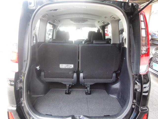 ノア ハイブリッドＳｉ　純正１０型ナビ　フルセグ　Ｂカメラ　フリップダウンモニター　両側電動ドア　セーフティーセンス　ＰＣＳ　ＬＤＡ　オートＬＥＤ＆フォグ　ＥＴＣ２．０　革巻ステアリング　純正１６アルミ　ワンオーナー（61枚目）