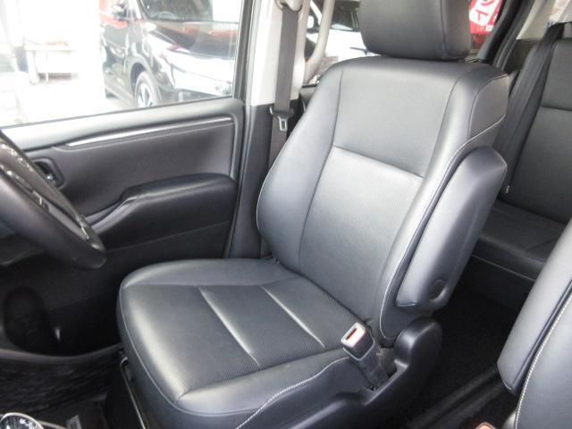 ドライバーそれぞれのドライブポジションが作れるシートリフター＆チルトステアリングも装備されています！