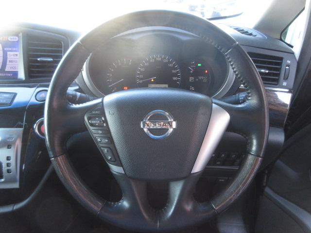 エルグランド ３５０ハイウェイスターアーバンクロムブラックレザー　純正ナビ　全周囲Ｍ　サンルーフ　フリップモニター　シートヒーター　オットマン　ＥＴＣ　コーナーセンサー　両側電動スライドドア　パワーバックドア　オート付ＨＩＤライト＆フォグ　オート格納ウィンカーミラー（11枚目）