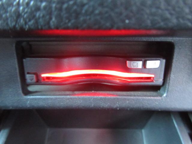 エルグランド ３５０ハイウェイスターアーバンクロムブラックレザー　純正ナビ　全周囲Ｍ　サンルーフ　フリップモニター　シートヒーター　オットマン　ＥＴＣ　コーナーセンサー　両側電動スライドドア　パワーバックドア　オート付ＨＩＤライト＆フォグ　オート格納ウィンカーミラー（18枚目）