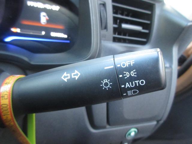 フィットハイブリッド Ｌパッケージ　社外ナビ　ＴＶ　バックカメラ　オートＬＥＤライト　衝突軽減ブレーキ　ハーフレザーシート　コーナーセンサ―　ＥＴＣ　クルーズコントロール　チップアップシート　スイッチ付革巻ステアリング（12枚目）