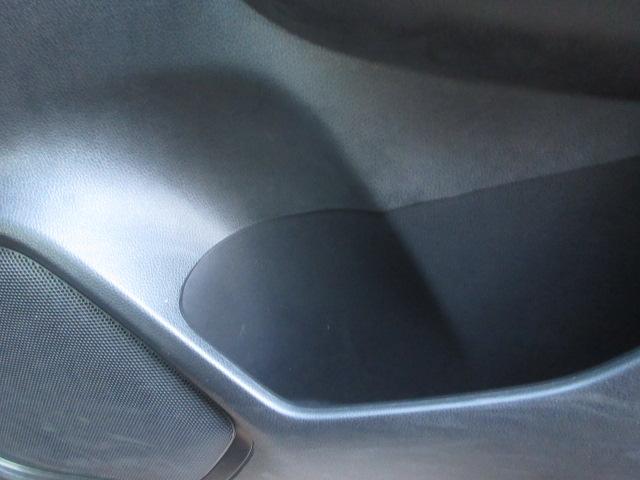 フィットハイブリッド Ｌパッケージ　社外ナビ　ＴＶ　バックカメラ　オートＬＥＤライト　衝突軽減ブレーキ　ハーフレザーシート　コーナーセンサ―　ＥＴＣ　クルーズコントロール　チップアップシート　スイッチ付革巻ステアリング（18枚目）