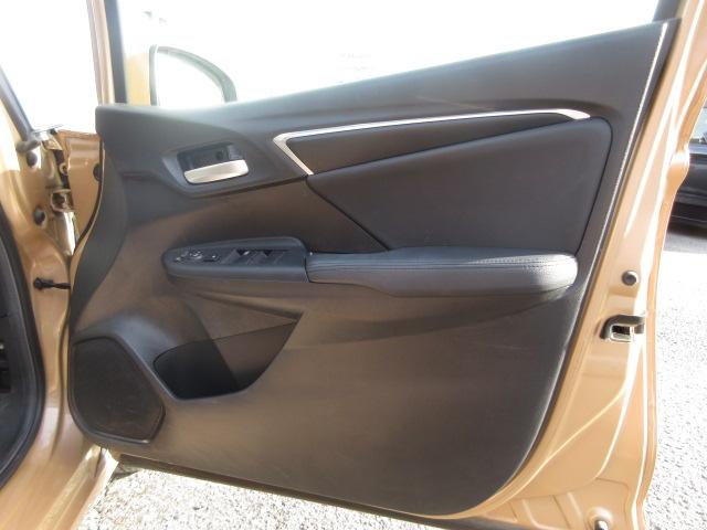 フィットハイブリッド Ｌパッケージ　社外ナビ　ＴＶ　バックカメラ　オートＬＥＤライト　衝突軽減ブレーキ　ハーフレザーシート　コーナーセンサ―　ＥＴＣ　クルーズコントロール　チップアップシート　スイッチ付革巻ステアリング（56枚目）