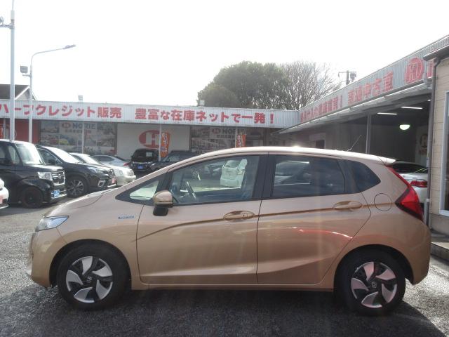 フィットハイブリッド Ｌパッケージ　社外ナビ　ＴＶ　バックカメラ　オートＬＥＤライト　衝突軽減ブレーキ　ハーフレザーシート　コーナーセンサ―　ＥＴＣ　クルーズコントロール　チップアップシート　スイッチ付革巻ステアリング（70枚目）