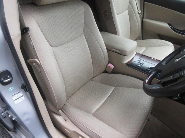 �ׂ��ȃV�[�g�������h���C�o�[���ꂼ��̃|�W�V�����֓����p���[�V�[�g���t�����g���Ȃɑ������Ă��܂��I