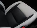 オプションのホワイトソフトレザーシートを装備しています。