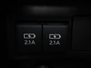 充電用のUSBコネクタも2口装備しています。