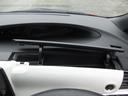 運転席正面にも小物などを収納できるBOXを装備しています。
