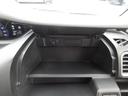 運転席正面にも小物が置けるスペースがあります。