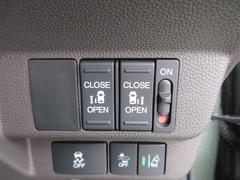 ミニバンだからこそ欲しいアイテム、電動ドアも両側に装備！運転席からも開閉操作が出来て便利なアイテムです！ 4