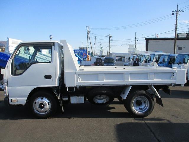 ダンプ　荷台内寸：長３０５ｃｍ／幅１６０ｃｍ／地上高９０ｃｍ／　積載量２０００ｋｇ　車両総重量４８９５ｋｇ　パワーステアリング　パワーウインドウ　エアバッグ　エアコン　ＡＢＳ(8枚目)