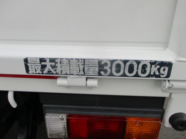 ロング全低床　荷台内寸　長４３２ｃｍ　幅１７９ｃｍ　地上高９７ｃｍ　積載量３０００ｋｇ　車両総重量５８８５ｋｇ　三菱メモリーナビ　Ｂｌｕｅｔｏｏｔｈ　ＤＶＤ　ワンセグＴＶ　キーレス　レーンキープアシスト　ＥＴＣ(21枚目)