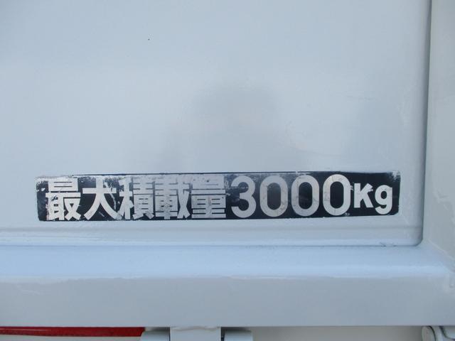 ロング全低床　荷台内寸　長４３４ｃｍ　幅１７９ｃｍ　地上高９１ｃｍ　積載量３０００ｋｇ　車両総重量５８８５ｋｇ　衝突軽減ブレーキ　レーンキープアシスト　坂道発進補助装置　Ｂｌｕｅｔｏｏｔｈラジオ　ＥＴＣ(19枚目)