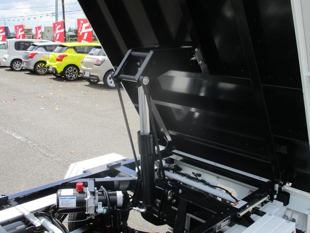 キャリイトラック 頑丈ダンプ 届出済未使用車 ドアバイザー ゴムマット リアセンサー キーレス 5MT 高低速2段切替え式4WD デフロック 鳥居フック マレル式ダンプ機構 ガードフレーム(26枚目)