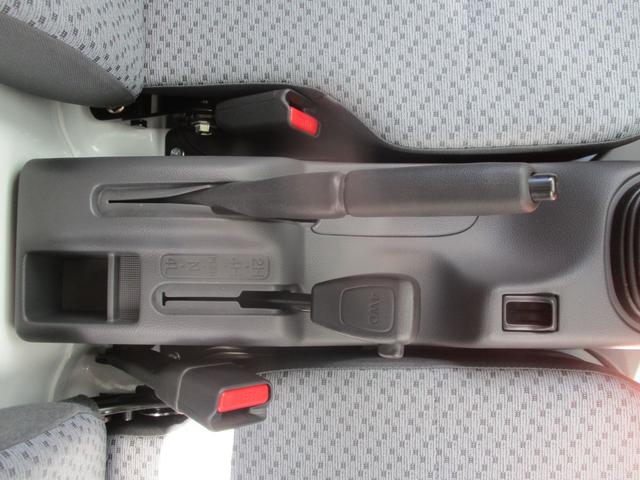 キャリイトラック 頑丈ダンプ 届出済未使用車 ドアバイザー ゴムマット リアセンサー キーレス 5MT 高低速2段切替え式4WD デフロック 鳥居フック マレル式ダンプ機構 ガードフレーム(47枚目)