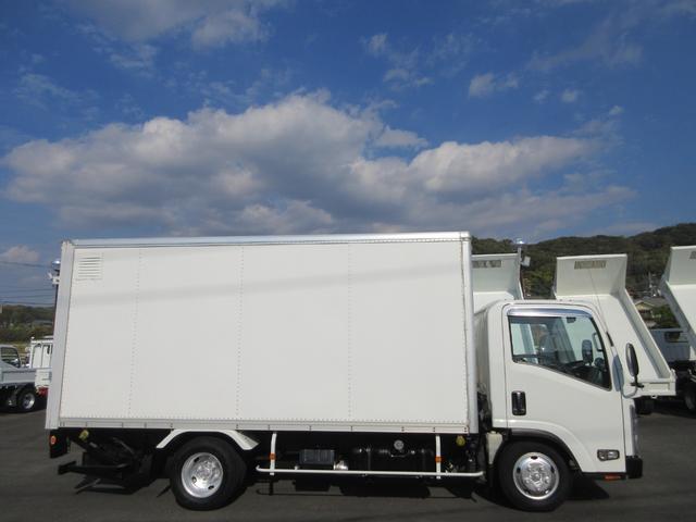 エルフトラック 　パネルバン　パワーゲート付　車両寸法：長６３８ｃｍ　幅１９１ｃｍ　高２８９ｃｍ　箱内寸：長４４８ｃｍ　幅１７７ｃｍ　高１９３ｃｍ　昇降能力１，０００ｋｇ　積載２９５０ｋｇ　サイドドア　バックモニター（16枚目）