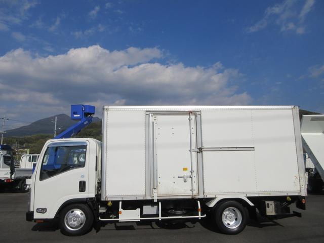 エルフトラック 　パネルバン　パワーゲート付　車両寸法：長６３８ｃｍ　幅１９１ｃｍ　高２８９ｃｍ　箱内寸：長４４８ｃｍ　幅１７７ｃｍ　高１９３ｃｍ　昇降能力１，０００ｋｇ　積載２９５０ｋｇ　サイドドア　バックモニター（17枚目）