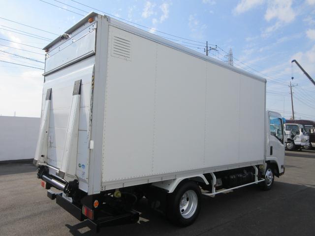 エルフトラック 　パネルバン　パワーゲート付　車両寸法：長６３８ｃｍ　幅１９１ｃｍ　高２８９ｃｍ　箱内寸：長４４８ｃｍ　幅１７７ｃｍ　高１９３ｃｍ　昇降能力１，０００ｋｇ　積載２９５０ｋｇ　サイドドア　バックモニター（18枚目）