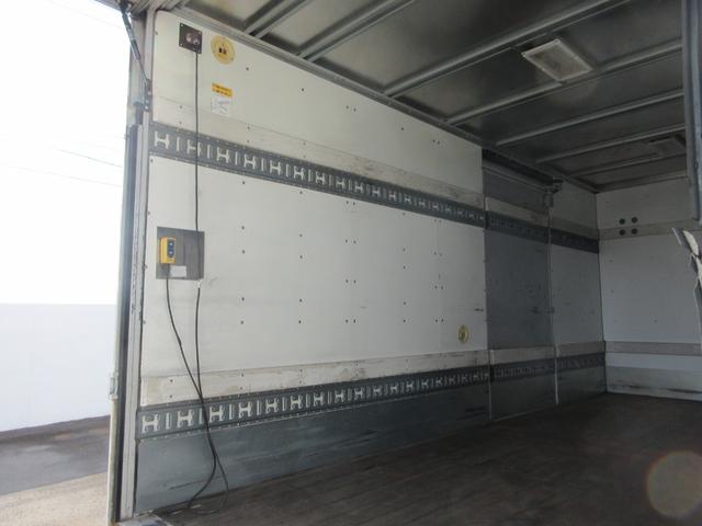 エルフトラック 　パネルバン　パワーゲート付　車両寸法：長６３８ｃｍ　幅１９１ｃｍ　高２８９ｃｍ　箱内寸：長４４８ｃｍ　幅１７７ｃｍ　高１９３ｃｍ　昇降能力１，０００ｋｇ　積載２９５０ｋｇ　サイドドア　バックモニター（24枚目）