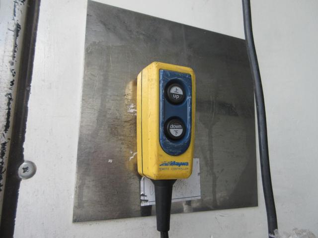 エルフトラック 　パネルバン　パワーゲート付　車両寸法：長６３８ｃｍ　幅１９１ｃｍ　高２８９ｃｍ　箱内寸：長４４８ｃｍ　幅１７７ｃｍ　高１９３ｃｍ　昇降能力１，０００ｋｇ　積載２９５０ｋｇ　サイドドア　バックモニター（29枚目）