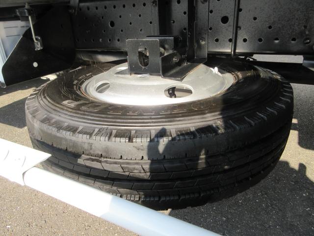 エルフトラック 　パネルバン　パワーゲート付　車両寸法：長６３８ｃｍ　幅１９１ｃｍ　高２８９ｃｍ　箱内寸：長４４８ｃｍ　幅１７７ｃｍ　高１９３ｃｍ　昇降能力１，０００ｋｇ　積載２９５０ｋｇ　サイドドア　バックモニター（34枚目）