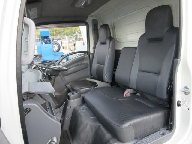 エルフトラック 　パネルバン　パワーゲート付　車両寸法：長６３８ｃｍ　幅１９１ｃｍ　高２８９ｃｍ　箱内寸：長４４８ｃｍ　幅１７７ｃｍ　高１９３ｃｍ　昇降能力１，０００ｋｇ　積載２９５０ｋｇ　サイドドア　バックモニター（39枚目）