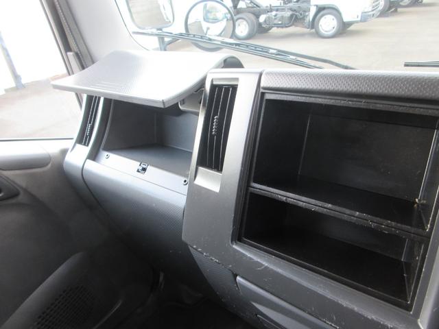 エルフトラック 　パネルバン　パワーゲート付　車両寸法：長６３８ｃｍ　幅１９１ｃｍ　高２８９ｃｍ　箱内寸：長４４８ｃｍ　幅１７７ｃｍ　高１９３ｃｍ　昇降能力１，０００ｋｇ　積載２９５０ｋｇ　サイドドア　バックモニター（46枚目）