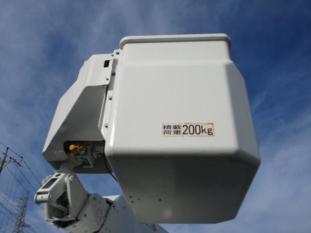 デュトロ 　タダノＡＴ－１２１　作業床高１２ｍ　積載荷重２００ｋｇ　　アワーメーター４７４０時間　６ＭＴ　車両寸法（車検証記載）：長４５５ｃｍ　幅１８８ｃｍ　高３１８ｃｍ　積載量１００ｋｇ　車両総重量６３７０ｋｇ（26枚目）