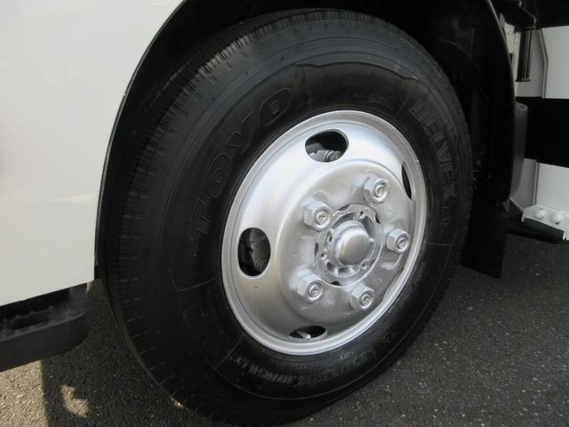 デュトロ 　タダノＡＴ－１２１　作業床高１２ｍ　積載荷重２００ｋｇ　　アワーメーター４７４０時間　６ＭＴ　車両寸法（車検証記載）：長４５５ｃｍ　幅１８８ｃｍ　高３１８ｃｍ　積載量１００ｋｇ　車両総重量６３７０ｋｇ（61枚目）