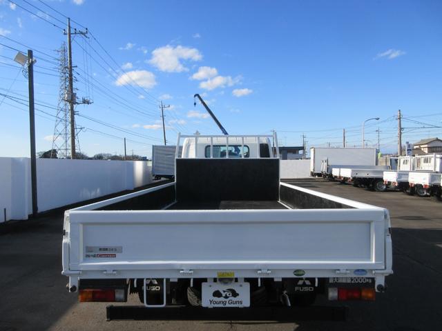 キャンター 　ワイド・ロング平ボディ　車両寸法：長６１８ｃｍ　幅２２２ｃｍ　高２２３ｃｍ　積載量２０００ｋｇ　　車両総重量４８５５ｋｇ　　荷台内寸：長４３３ｃｍ　幅２０８ｃｍ　地上高９２ｃｍ　レーンキープアシスト（17枚目）