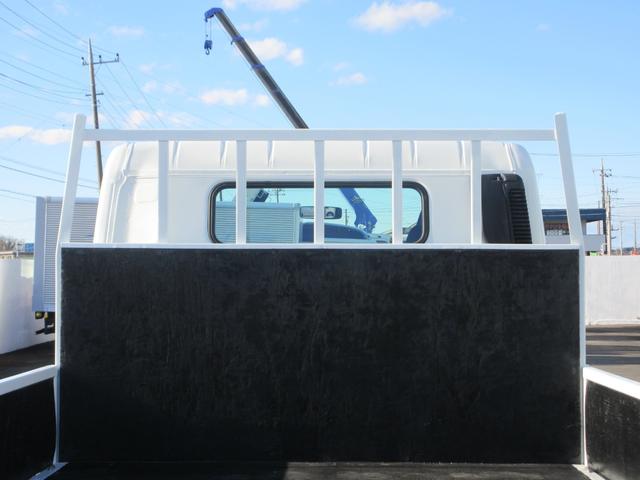 キャンター 　ワイド・ロング平ボディ　車両寸法：長６１８ｃｍ　幅２２２ｃｍ　高２２３ｃｍ　積載量２０００ｋｇ　　車両総重量４８５５ｋｇ　　荷台内寸：長４３３ｃｍ　幅２０８ｃｍ　地上高９２ｃｍ　レーンキープアシスト（19枚目）